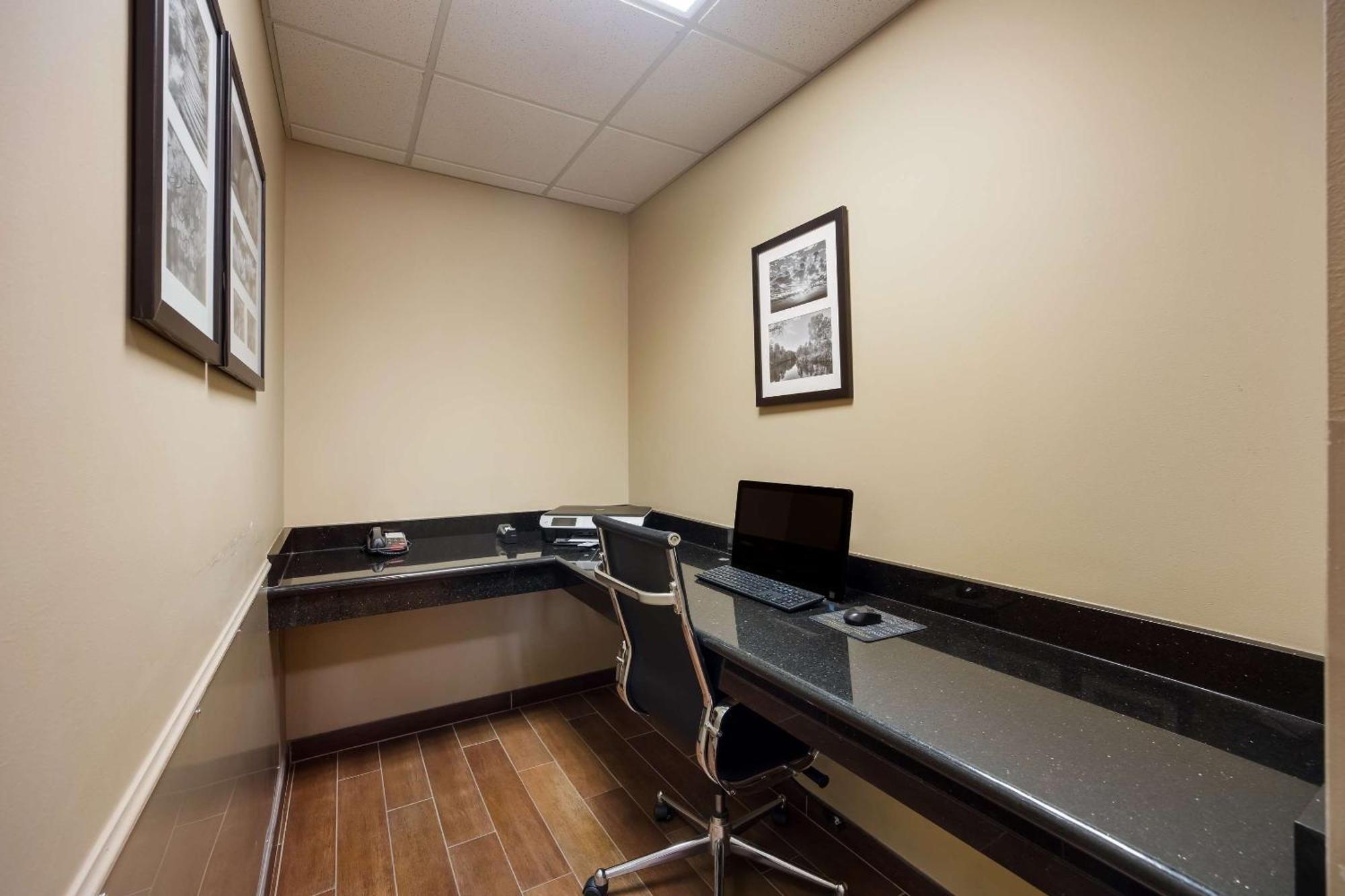 Sleep Inn & Suites Colby Ngoại thất bức ảnh